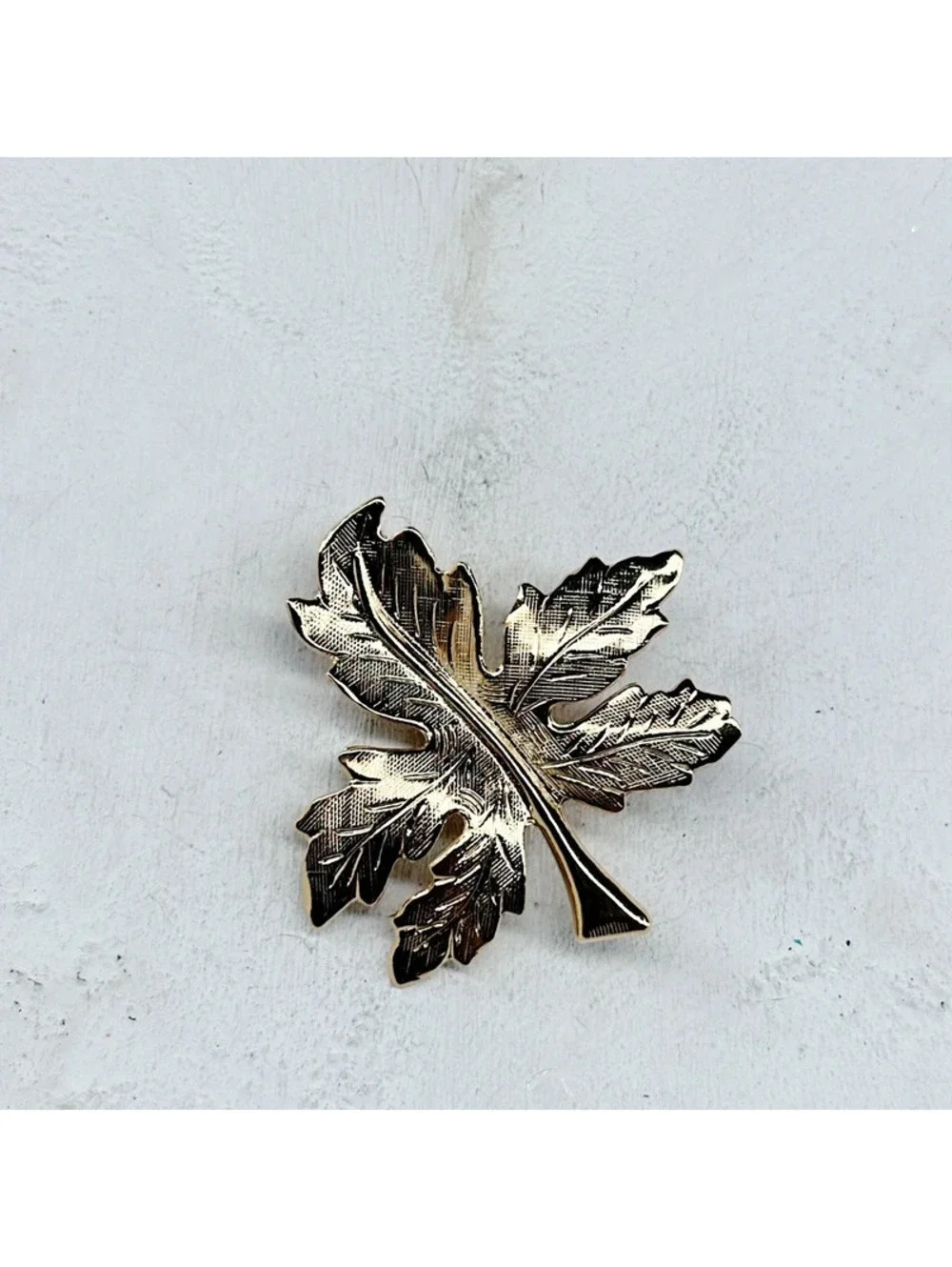 321gc. Goldtone Vintage Leaf Brooch